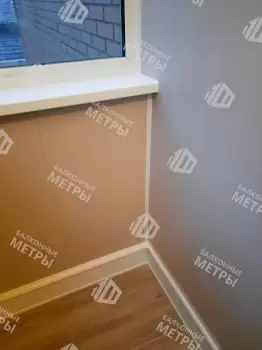 Отделка балкона панелями ПВХ и ламинат и установка кованого настенного плафона