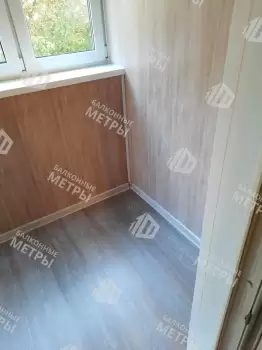 Отделка балкона под ключ ламинатом и натяжным потолком Отделка балкона под ключ ламинатом и натяжным потолком