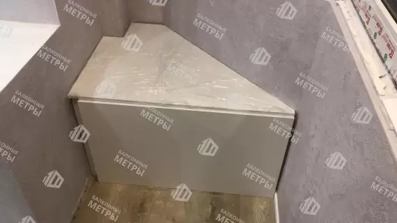 Отделка балкона гипсокартоном и ламинатом с установкой шкафа и тумбы