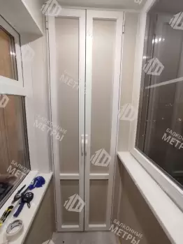 Установка на балконе трёх шкафов Установка на балконе трёх шкафов