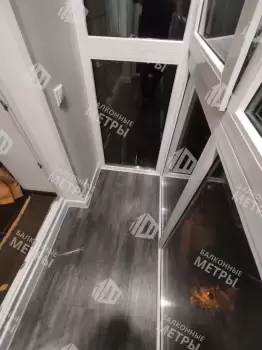 Панорамное остекление и отделка п-образного балкона с утеплением