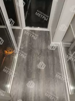 Панорамное остекление и отделка п-образного балкона с утеплением