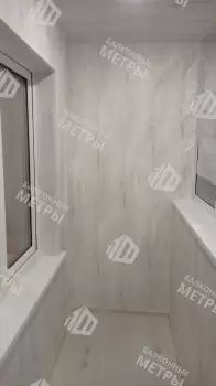 Отделка пола и потолка на балконе в кирпичном доме индивидуальной планировки