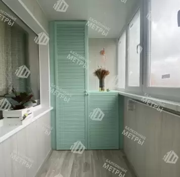 Хранение вещей и зона отдыха на балконе