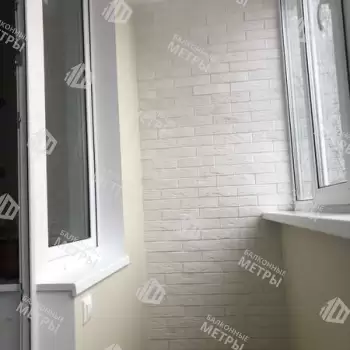 Отделка балкона декоративным камнем, ламинат и натяжной потолок